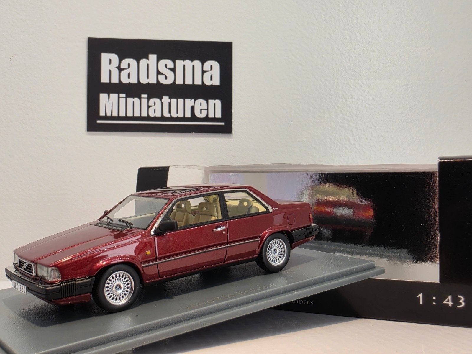 Volvo 780 Bertone - Bordeauxrood metallic - 1:43 Neo Scale, Overige merken, Auto, Neo Scale Models, Nieuw