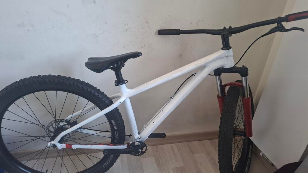 Witte Dirt Jump Fiets - Zo goed als nieuw, 24 inch of meer, Onbekend, Aluminium, Ophalen of Verzenden