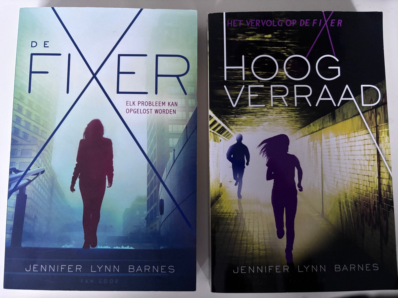 De Fixer & Hoog Verraad - Jennifer Lynn Barnes (2 boeken), Boeken, Ophalen of Verzenden, Gelezen, Nederland