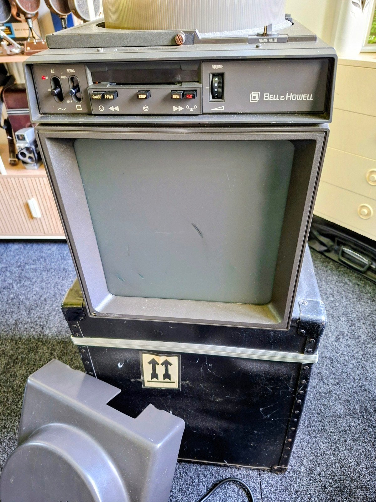 Te koop: Bell  & Howell  796/797 met ingebouwde scherm en ge, Audio, Tv en Foto, Diaprojectors, Ophalen