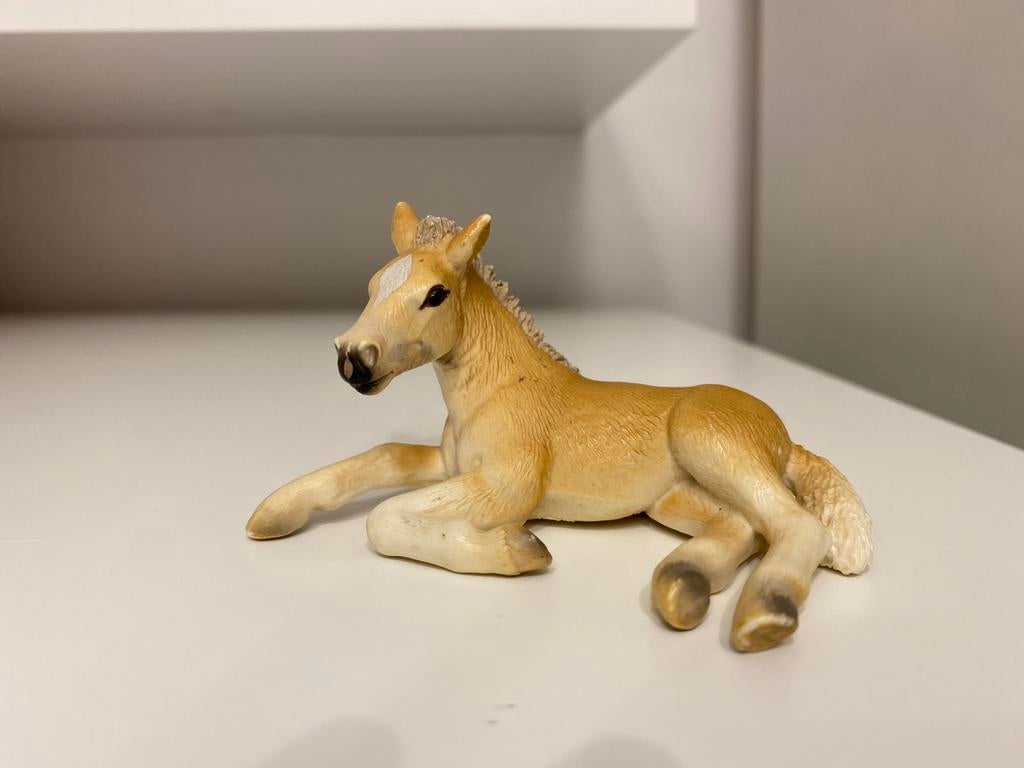 Schleich Liggend Haflinger Veulen ~, Verzamelen, Ophalen of Verzenden, Zo goed als nieuw, Paard, Beeldje of Figuurtje