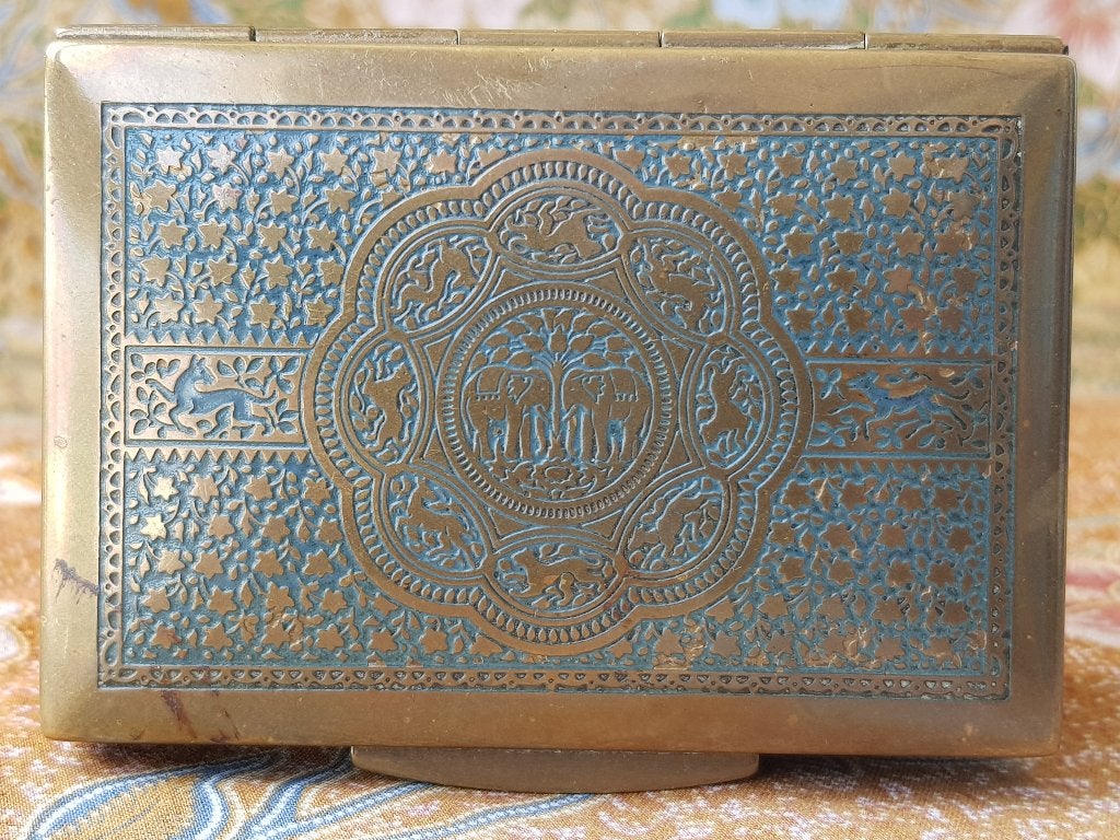 Mooi antiek Oosters doosje van bewerkt koper en hout 10 cm.