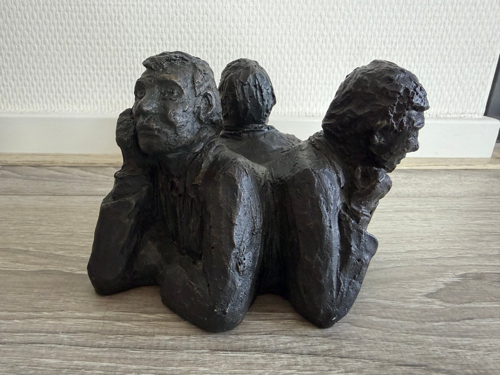 Gipsen beeld van Greet Jaspers-Grottendieck, gesigneerd GJ, Groep mensen, Minder dan 20 cm, Gips, Ophalen of Verzenden