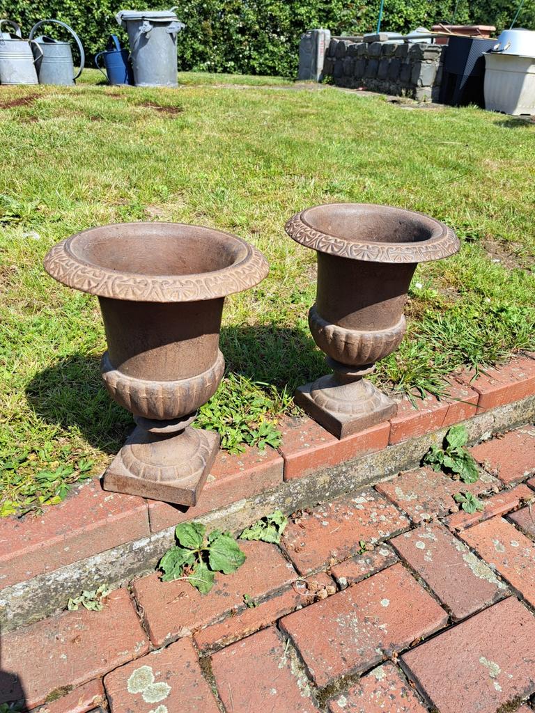 Tuinvazen gietijzer set van twee 34cm hoog, Tuin en Terras, Tuinvazen, Ophalen of Verzenden, Zo goed als nieuw