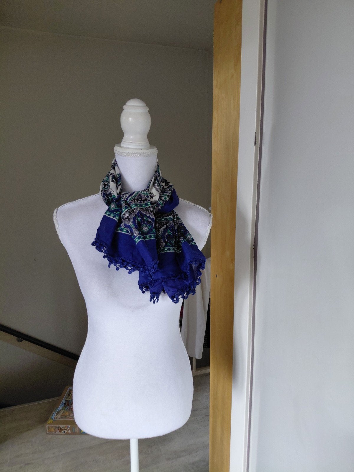 Blauwe sjaal met paisley print en kwastjes, Ophalen of Verzenden, Zo goed als nieuw, Maat 46/48 (XL) of groter, Sjaal