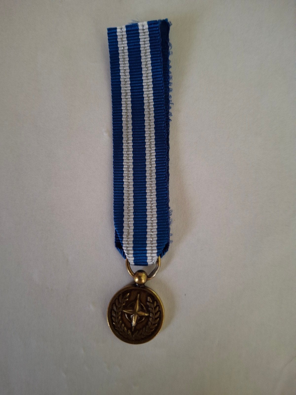 Nato medaille miniatuur, Ophalen of Verzenden, Landmacht, Nederland, Lintje, Medaille of Wings