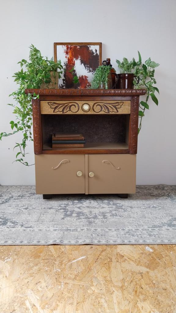 Vintage nachtkastje/bijzettafel met houtsnijwerk, Huis en Inrichting, Kasten | Ladekasten, Ophalen, 1 of 2 laden, 50 tot 100 cm