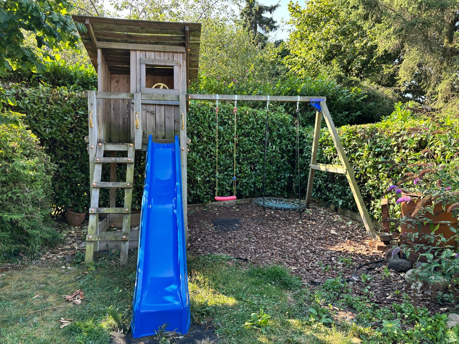 Speeltoestel met glijbaan en schommels, Kinderen en Baby's, Speelgoed | Buiten | Speeltoestellen, Ophalen, Gebruikt, Glijbaan