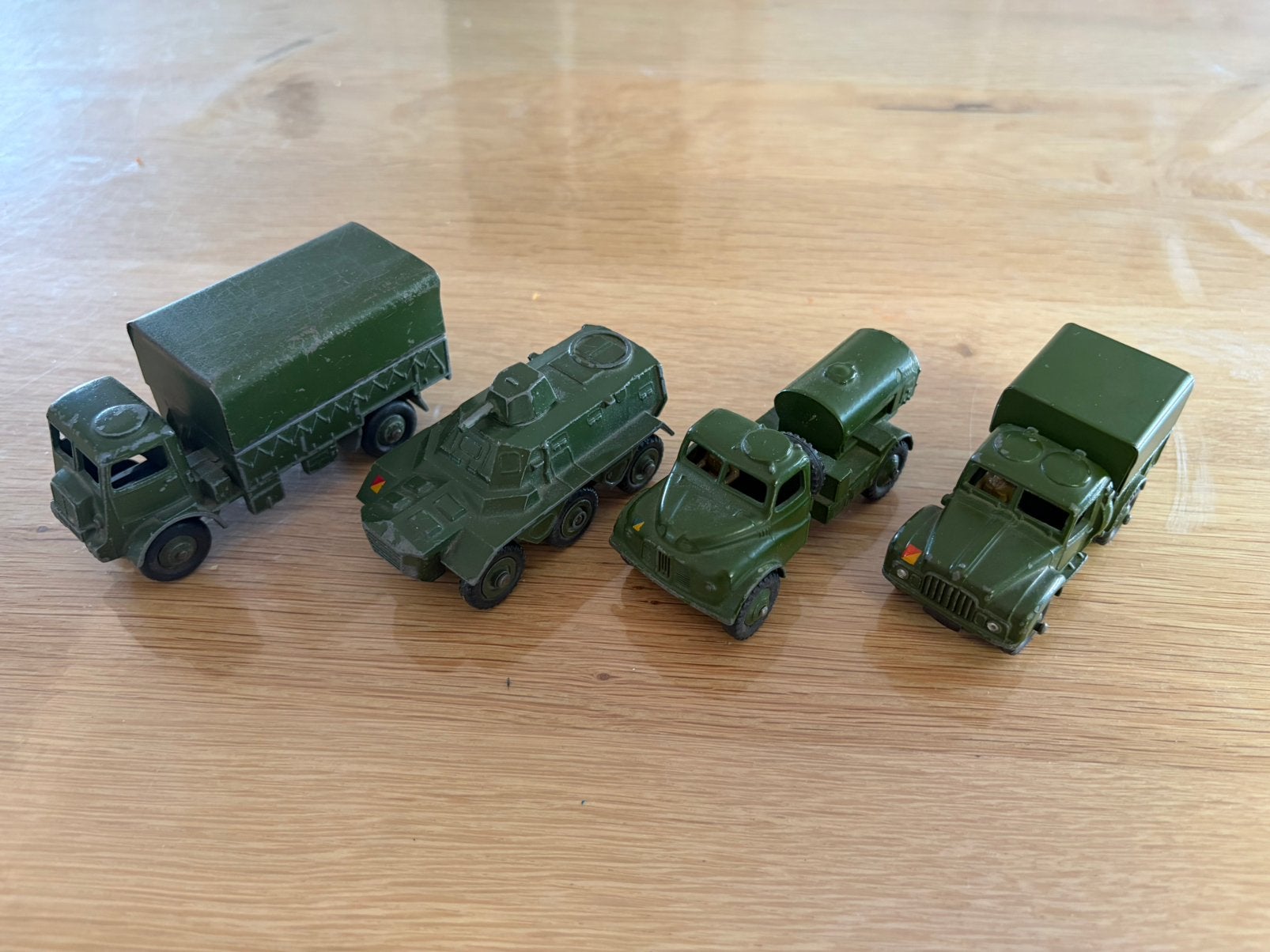 4 Dinky Toys Army Wagons. No 623, 641, 643 & 676. Mooie set., Hobby en Vrije tijd, Ophalen of Verzenden, Gebruikt, Bus of Vrachtwagen