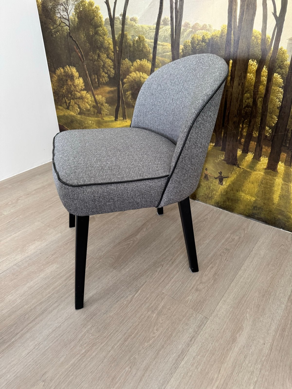 Moderne Grijze Stoel met Zwarte Bies en donker eiken poten, Huis en Inrichting, Stoelen, Ophalen, Zo goed als nieuw, Vier, Modern
