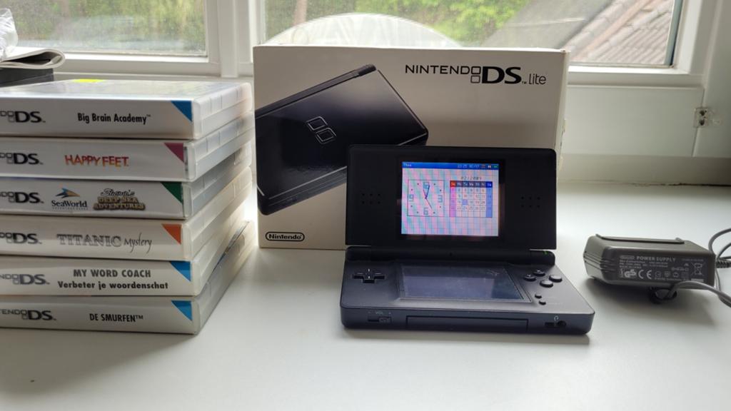 Nintendo ds zwart, Spelcomputers en Games, Spelcomputers | Nintendo DS, Zwart, Ophalen of Verzenden, Zo goed als nieuw, Met beschermhoes of tas