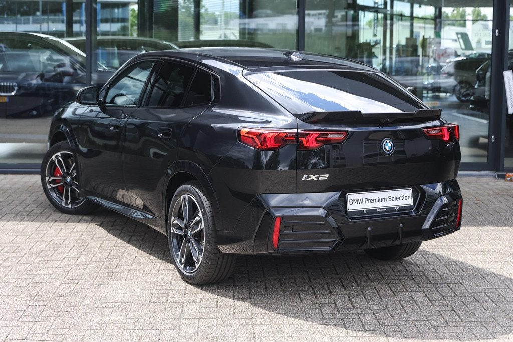 BMW iX2 eDrive20 M Sport / Panoramadak / Trekhaak / Sportsto, Auto's, BMW, IX2, Met garantie (alle), Zwart, Origineel Nederlands