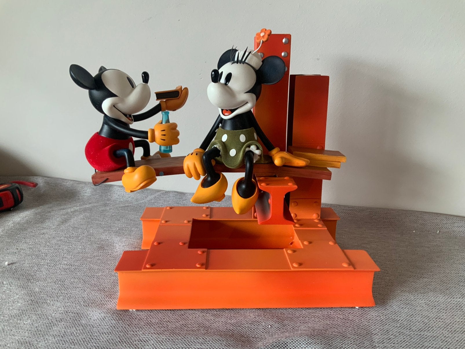 Building a building, Verzamelen, Disney, Ophalen of Verzenden, Overige figuren, Zo goed als nieuw, Beeldje of Figuurtje