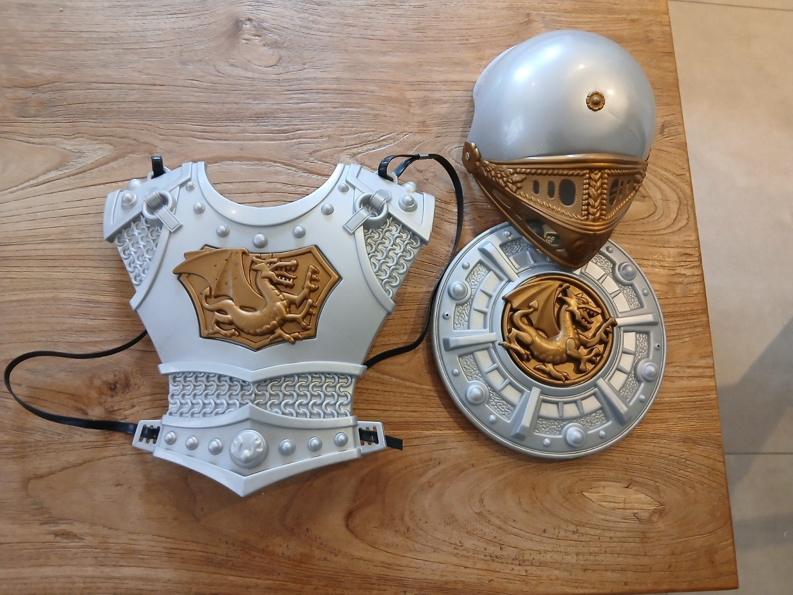 Ridder verkleedset: harnas, helm en schild, Ophalen of Verzenden, Gebruikt, Toneelattributen of Onderdelen