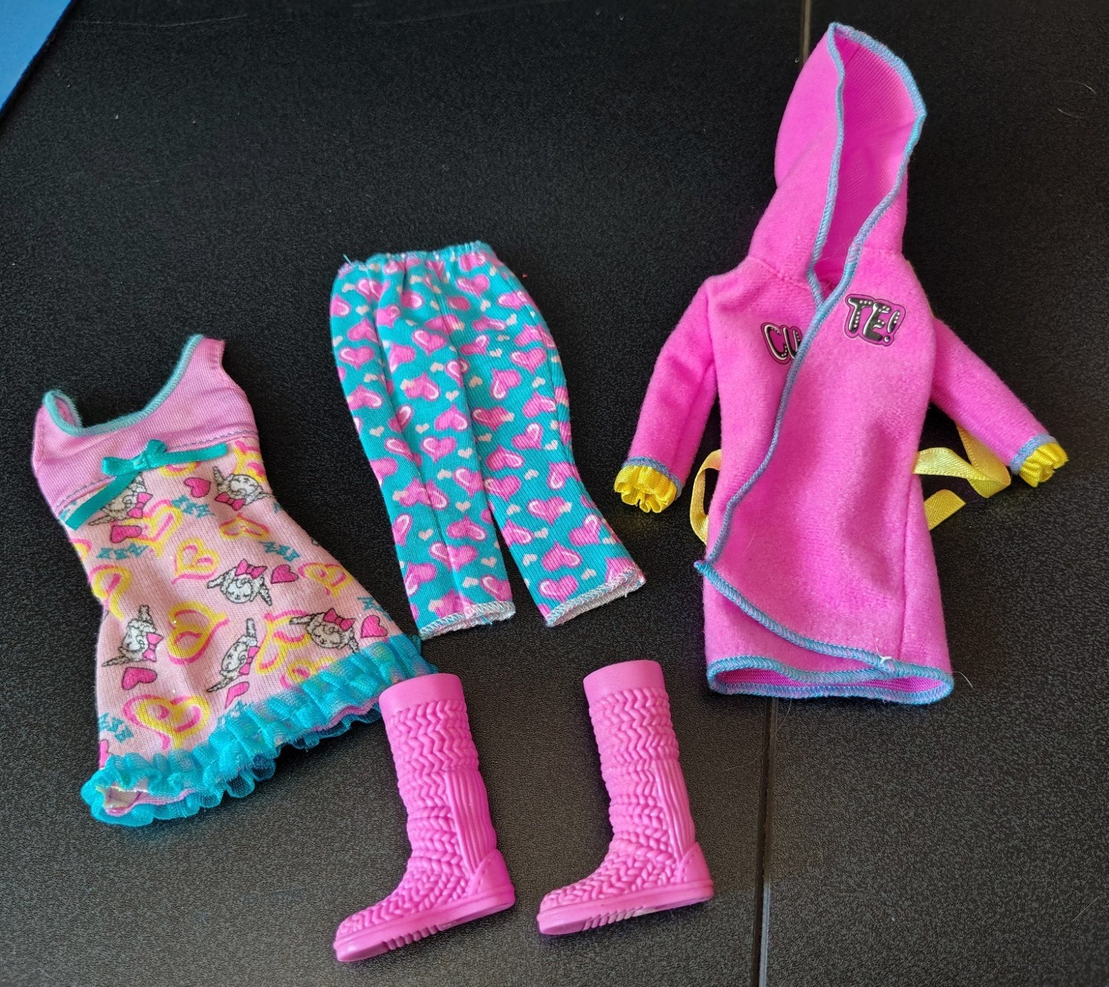 Barbie fashionista sleepover piajama fashion 2011, Ophalen of Verzenden, Zo goed als nieuw, Kleertjes