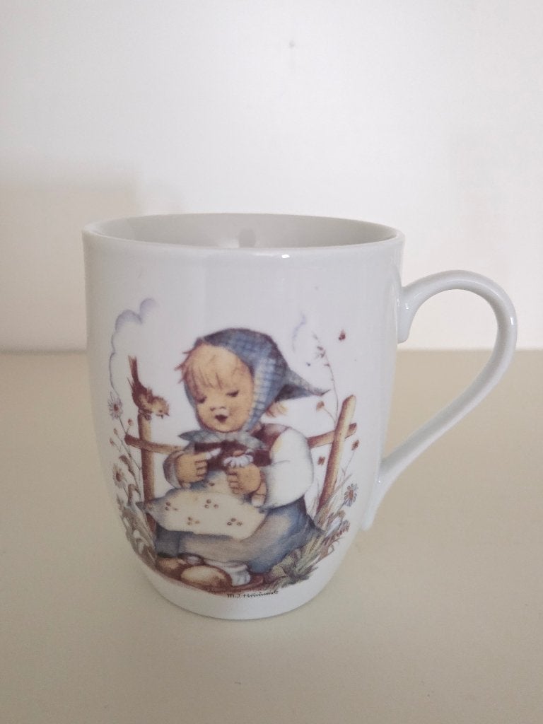 Porseleinen beker mok van Hummel, Er liebt mich, he loves me, Ophalen of Verzenden, Nieuw, Porselein, Overige typen