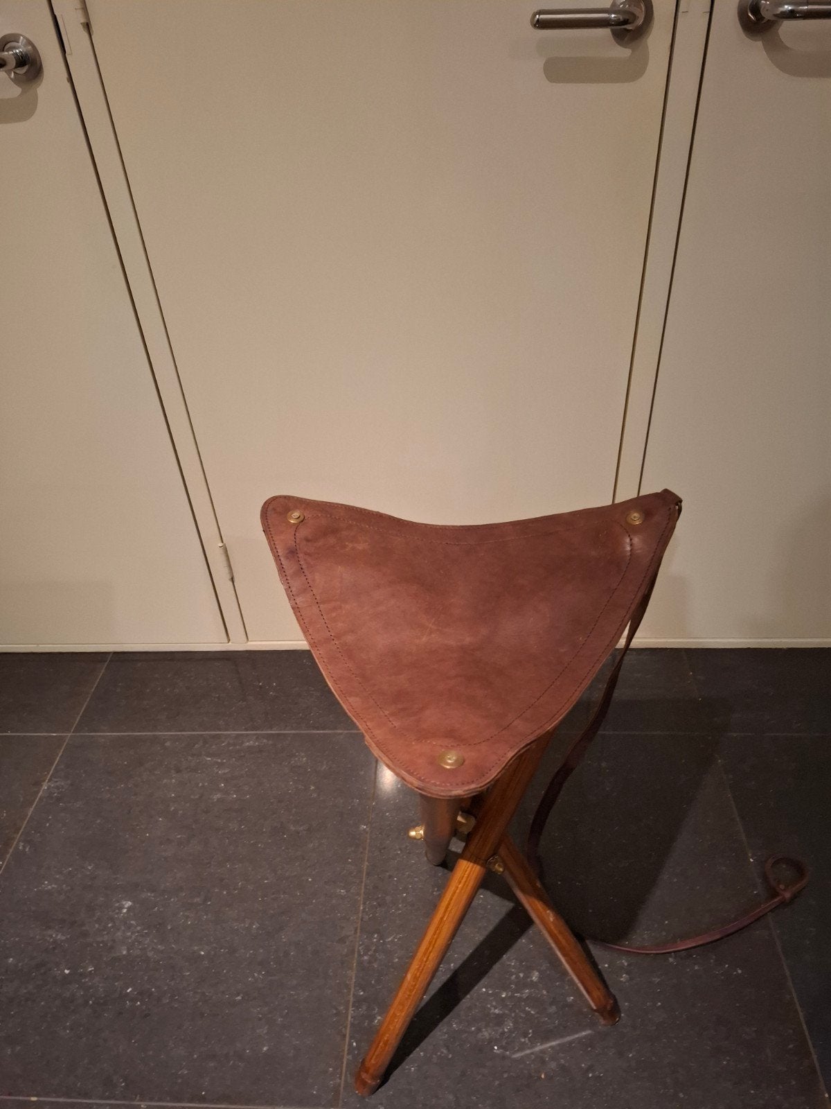 Vintage driepotige jachtkruk van leer en hout, Ophalen of Verzenden