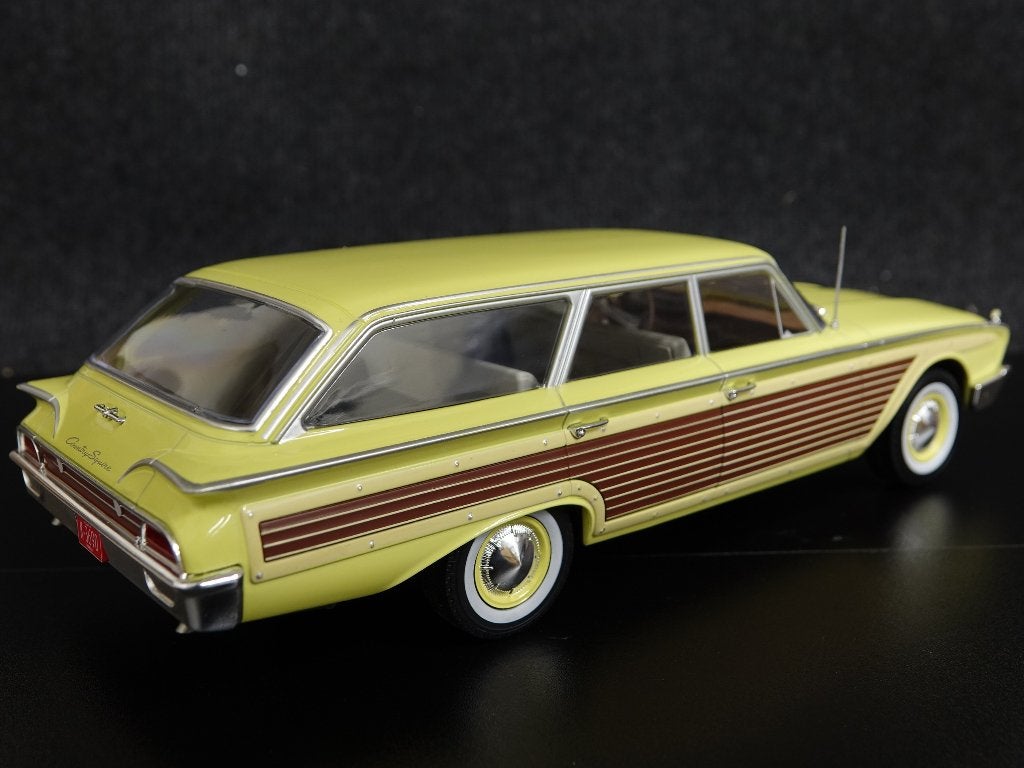 MCG 1:18 1960 Ford LTD Country Squire Lichtgeel / hout, Overige merken, MCG, Auto, Onbekend