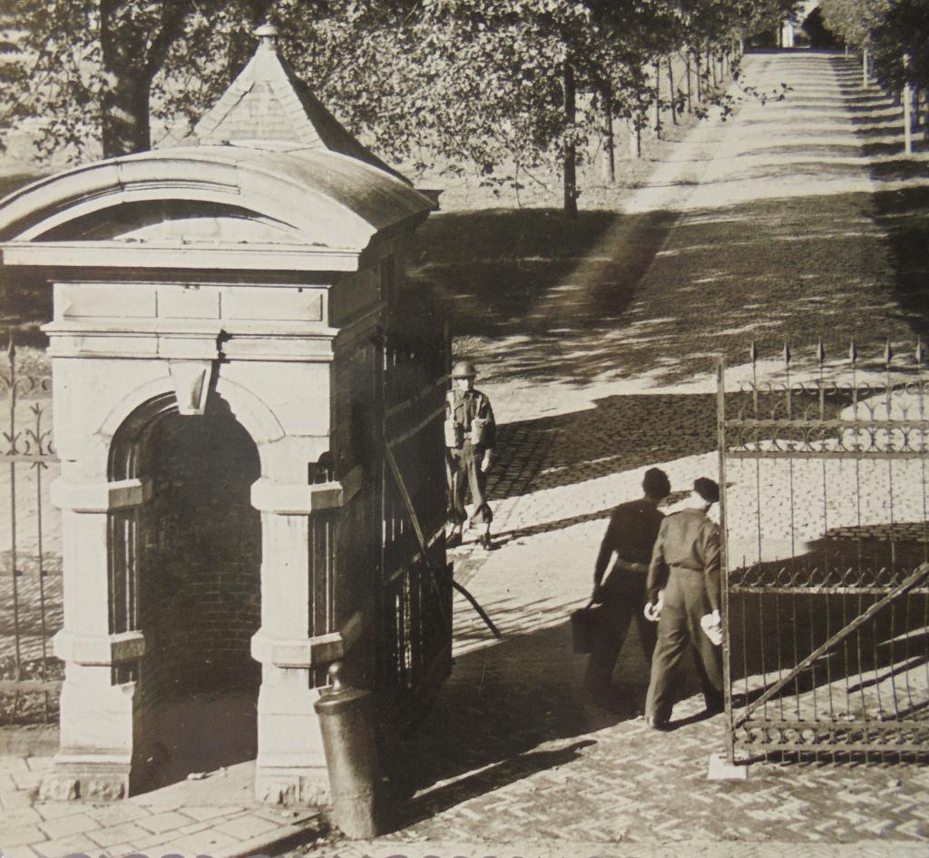 Amersfoort ingang met oude poort Infanterie kazerne., Ophalen of Verzenden, 1940 tot 1960, Gelopen, Utrecht