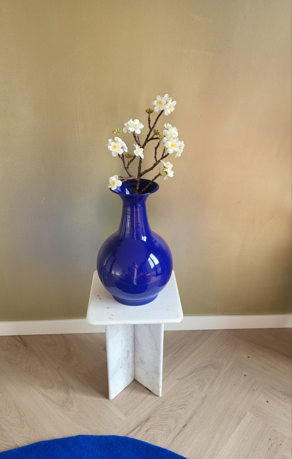 Mooie koningsblauwe metalen vaas van de Kwantum, Blauw, Ophalen of Verzenden, Zo goed als nieuw, Geschikt voor droogbloemen