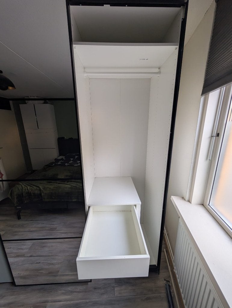Foto 10 van Spacious, modern PAX wardrobe / Grote moderne PAX kast