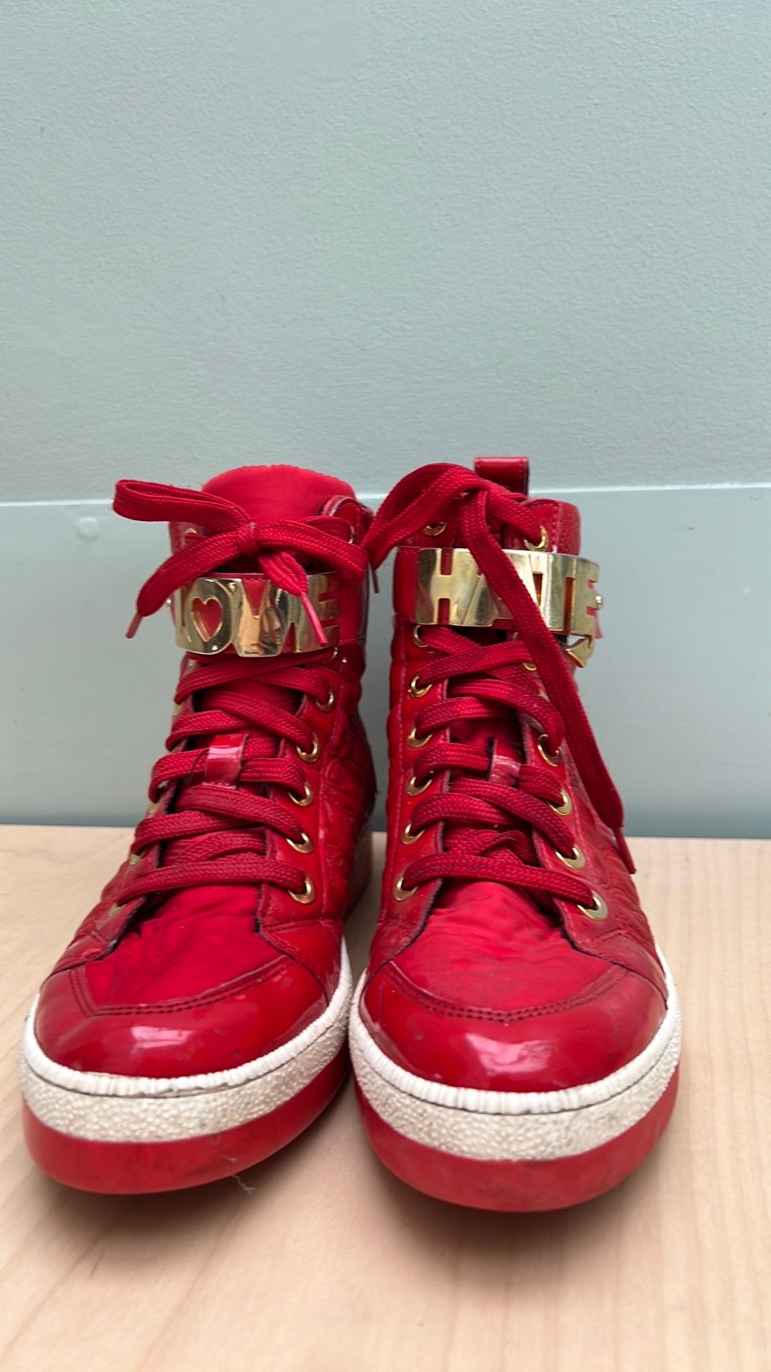 Moschino sneakers maat 40, Ophalen of Verzenden, Sneakers of Gympen, Gedragen, Rood