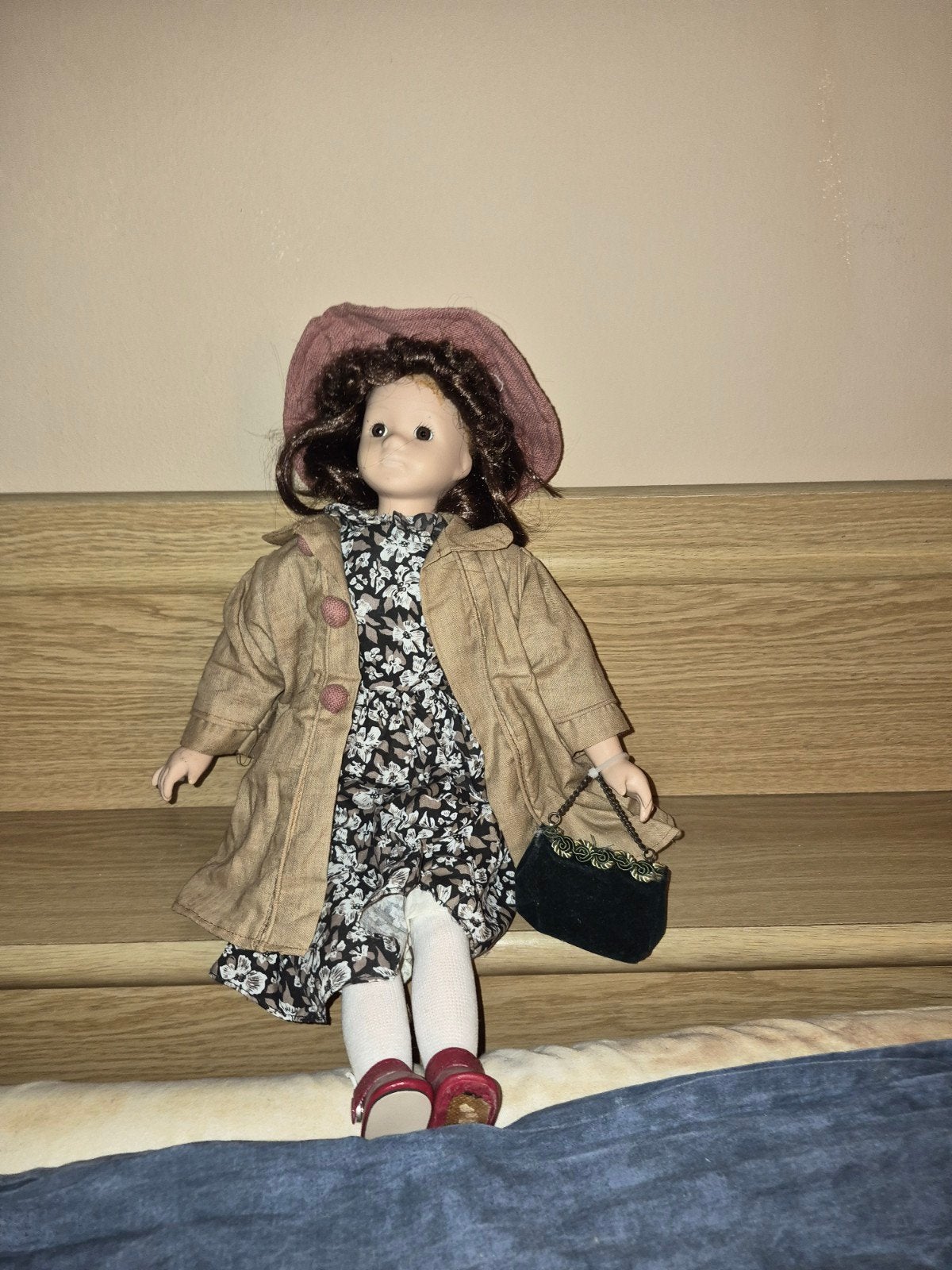 Vintage stenen pop met kleding en tasje, Verzamelen, Ophalen of Verzenden, Gebruikt, Pop