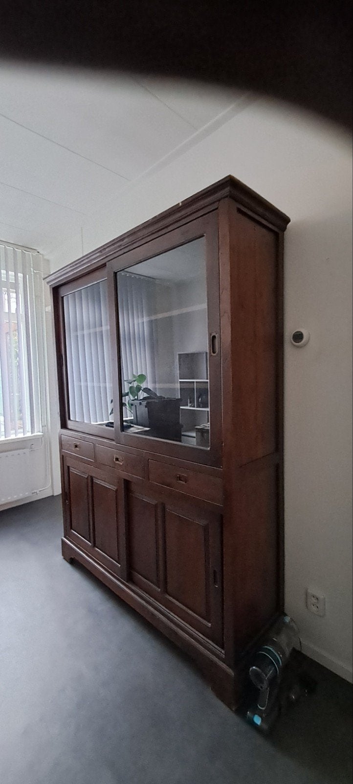 Massieve houten kast met glazen schuifdeuren, Ophalen, Gebruikt