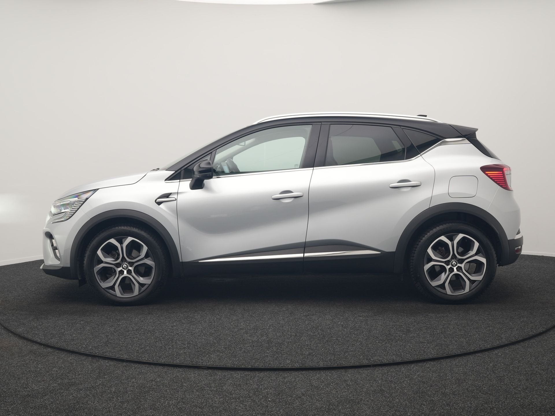 Renault Captur 1.6 E-Tech PHEV Intens 160pk | Camera | Apple, Automatische klimaatregeling, Gebruikt, 4 cilinders, Plug-in hybride