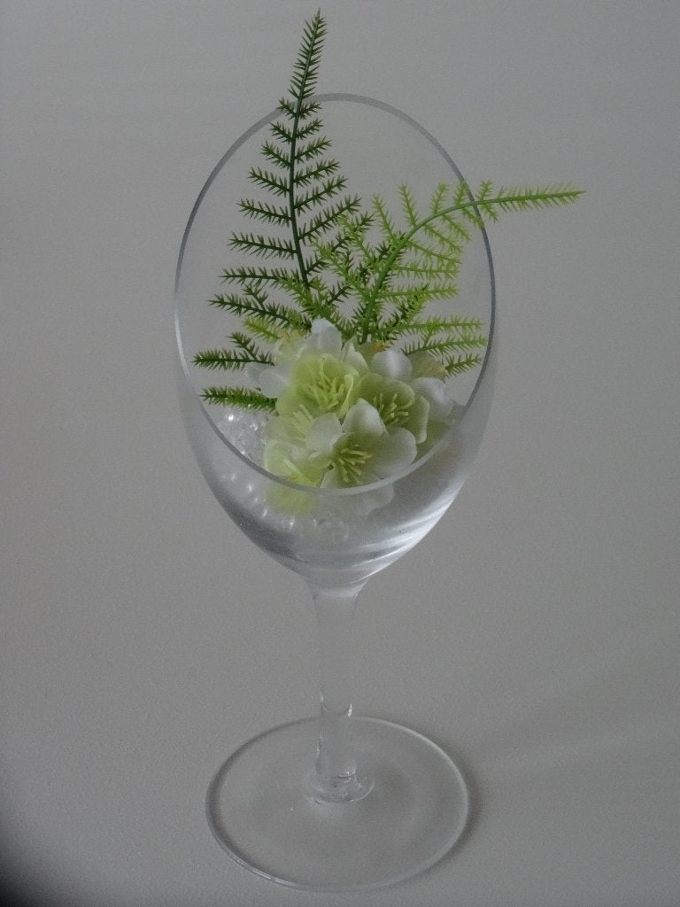 Bloesem, aspergetakjes en decoratieparels in schuin wijnglas, Ophalen of Verzenden, Nieuw