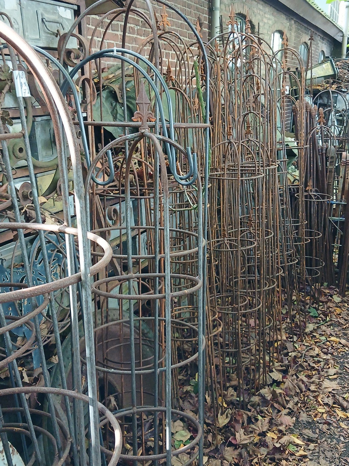 Diverse metalen geroeste tuinornamenten en plantensteunen, Ophalen