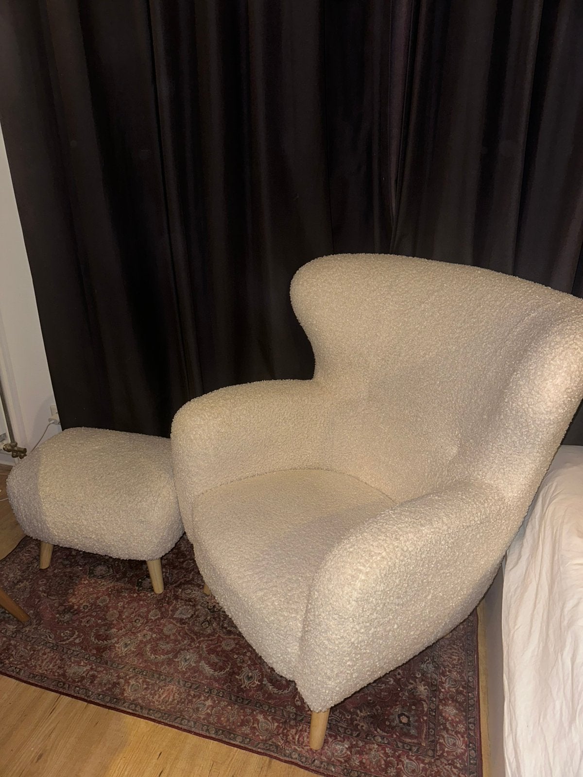 Fateuil VILDSUND met poef VILDSUND (JYSK), off-white teddy, Huis en Inrichting, Ophalen, Zo goed als nieuw, 75 tot 100 cm