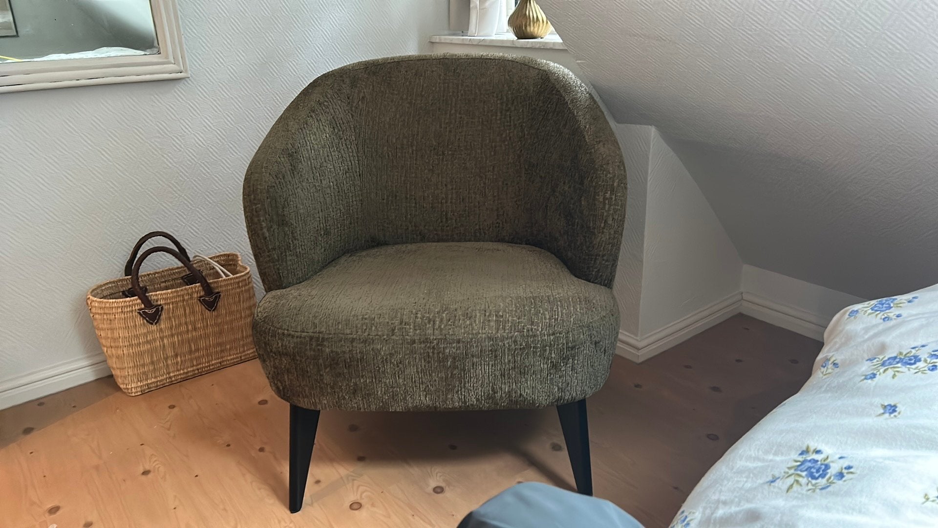 Groene fluwelen fauteuil met zwarte metalen pootjes, Huis en Inrichting, Fauteuils, Ophalen, 75 tot 100 cm, Zo goed als nieuw