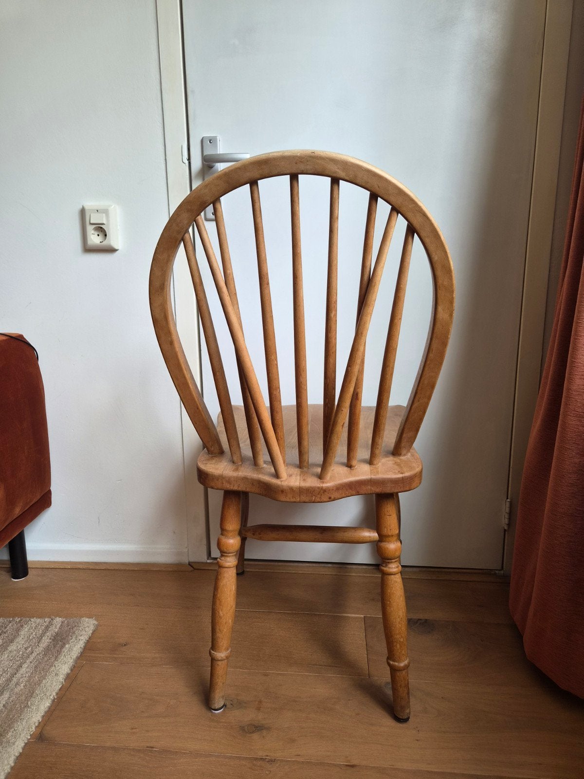 Twee vintage  beukenhouten stoelen met spijlenrug, Antiek en Kunst, Ophalen