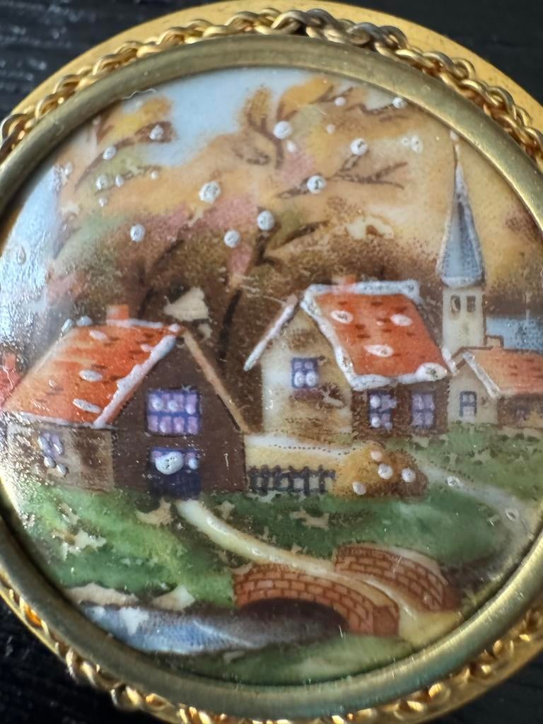 Vintage Limoges Broche - Handgeschilderd Dorpsgezicht, Sieraden, Tassen en Uiterlijk, Antieke sieraden, Verzenden, Overige materialen