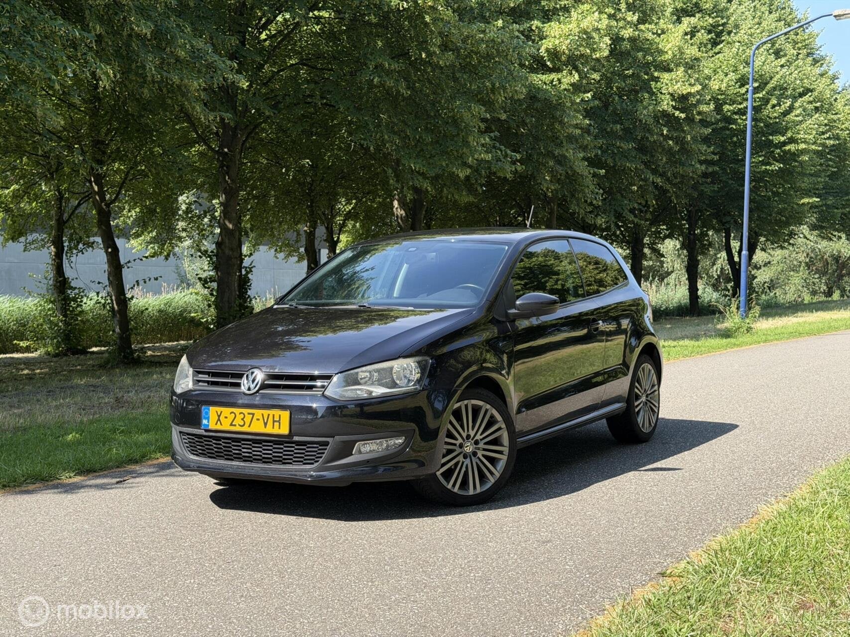 Volkswagen Polo 1.2 TSI*STOELVERWARMING*APK 2/27*PARKEERSENS, Auto's, Volkswagen, Voorwielaandrijving, Euro 5, Stof, Zwart
