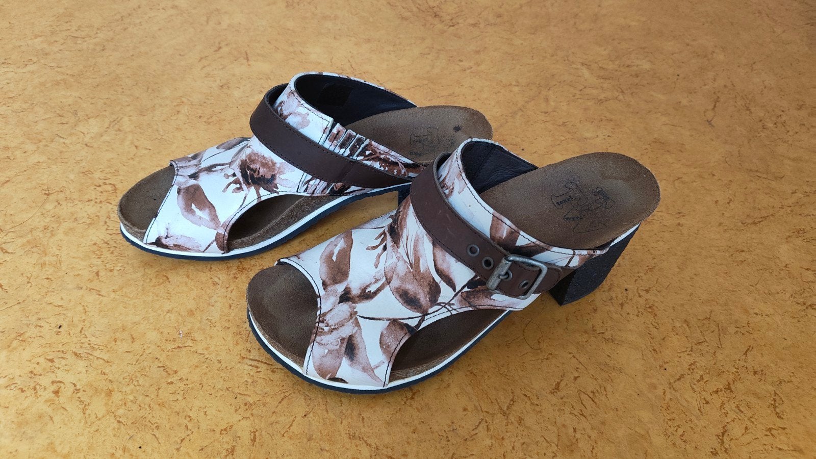 Zomerse slippers met hak, maat 39, Kleding | Dames, Schoenen, Overige kleuren, Foot Wear Texel, Zo goed als nieuw, Ophalen