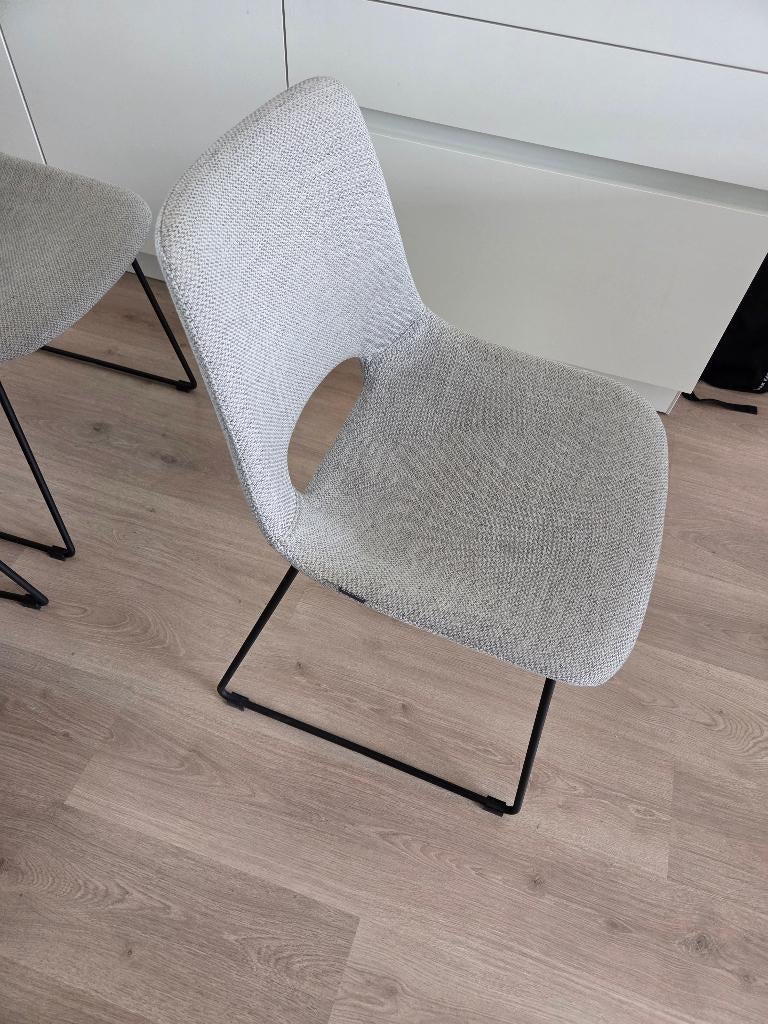 3x Kave Home Zahara grijs eetkamerstoel, Ophalen of Verzenden, Zo goed als nieuw, Grijs, Drie