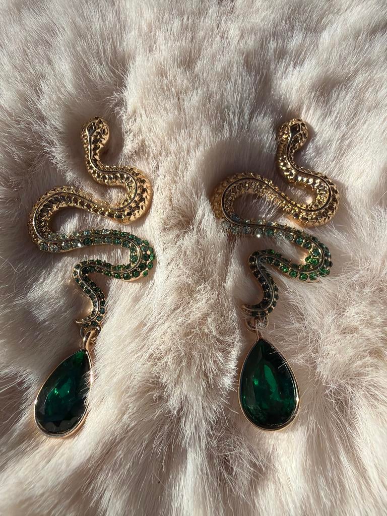 Gouden slang oorbellen met groene edelsteen, Overige materialen, Hangers, Ophalen of Verzenden, Zo goed als nieuw