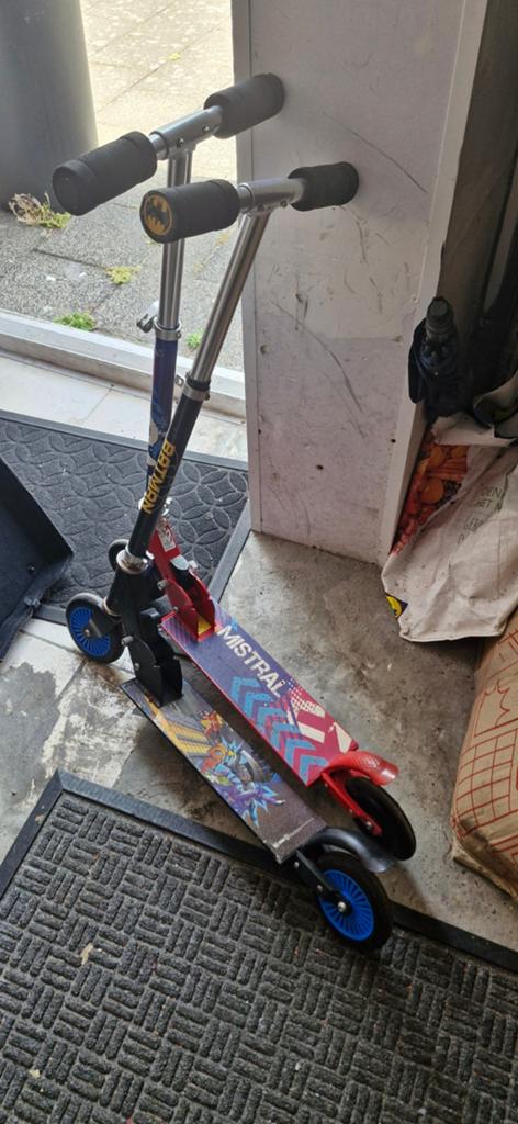 Twee gebruikte kindersteps: Batman en Mistral, Fietsen en Brommers, Steps, Ophalen of Verzenden, Gebruikt, Gewone step, Batman, Mistral