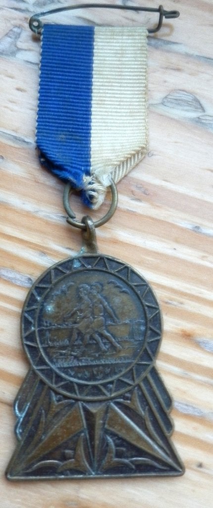 V 83 medaille kennedytocht menaldum 1969, Ophalen of Verzenden, Overige materialen