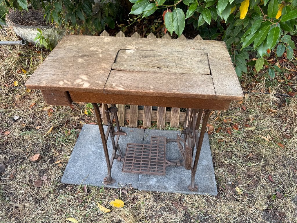 Antieke Phoenix Naaimachine met Houten Tafel en Pedaal, Ophalen, Gebruikt, Naaimachine, Overige merken