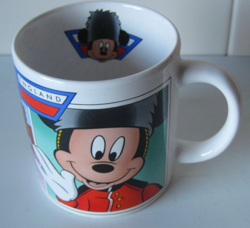 beker Mickey Mouse in Engeland - Hello from England, Ophalen of Verzenden, Zo goed als nieuw, Overige stijlen, Kop(pen) en/of Schotel(s)