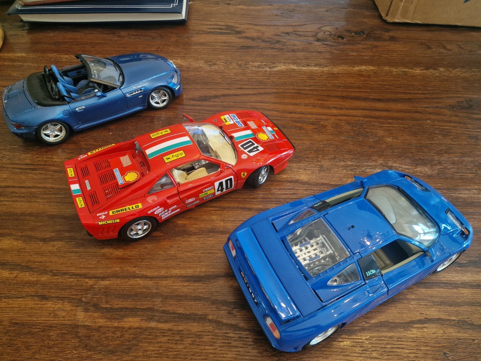 Set van 2 gedetailleerde modelauto's: Ferrari, Bugatti,, Hobby en Vrije tijd, Overige merken, Auto, Groter dan 1:32, Ophalen of Verzenden