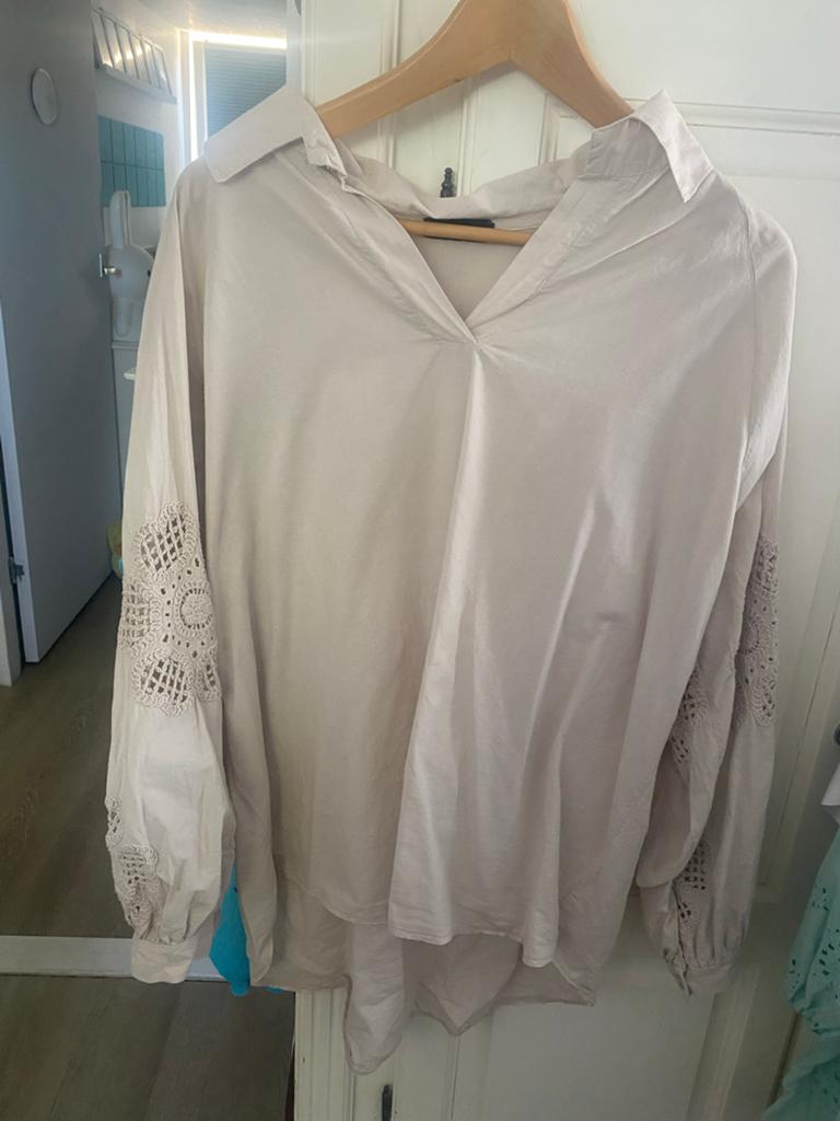 Lichtbeige blouse met opengewerkte mouwen, Kleding | Dames, Ophalen of Verzenden, Gedragen, Maat 42/44 (L), Beige