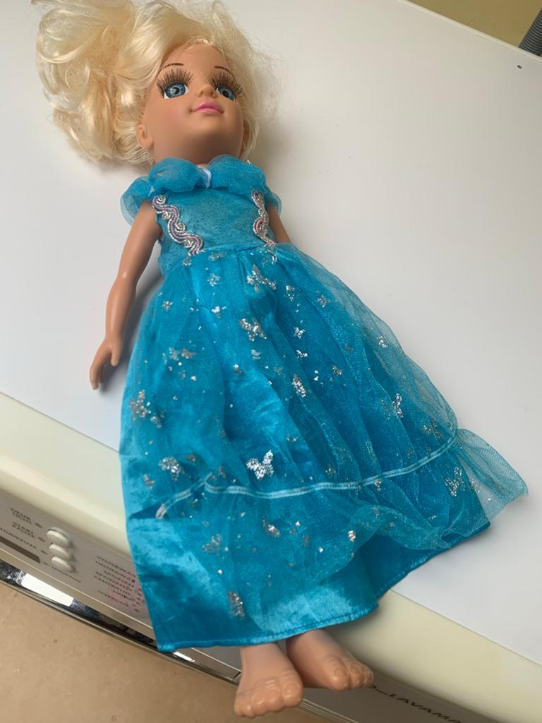 Mooie pop met blauwe jurk en blond haar, als nieuw, Ophalen of Verzenden, Nieuw, Overige typen