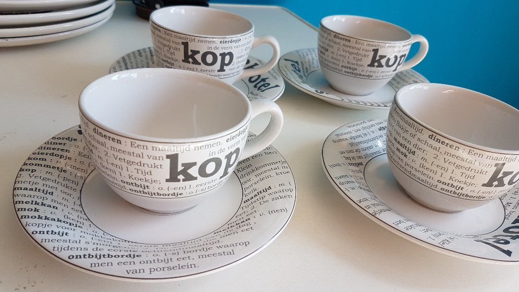 4 kop en schotels, wit met teksten, goede staat, Overige materialen, Ophalen of Verzenden, Zo goed als nieuw, Overige stijlen