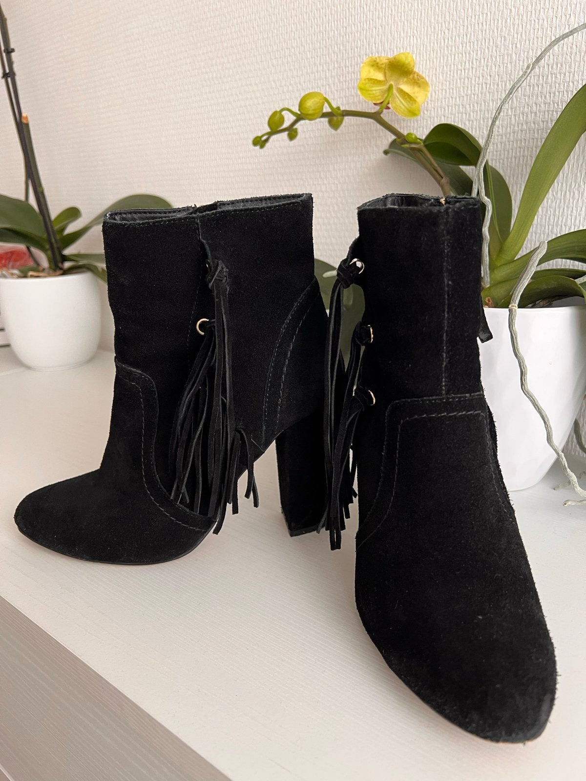 Zwarte suède enkellaarsjes met franjes, Zwart, Lage of Enkellaarzen, Ophalen of Verzenden, Zo goed als nieuw