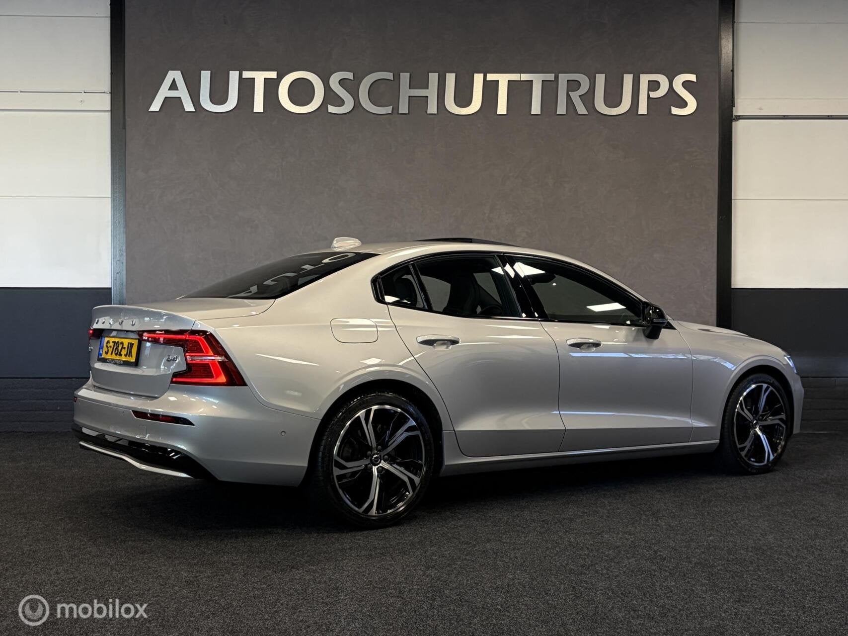 Volvo S60 2.0 B4 Ultimate Dark SCHUIFDAK / HARMAN-KARDON / 3, 4 cilinders, 1969 cc, S60, Bedrijf