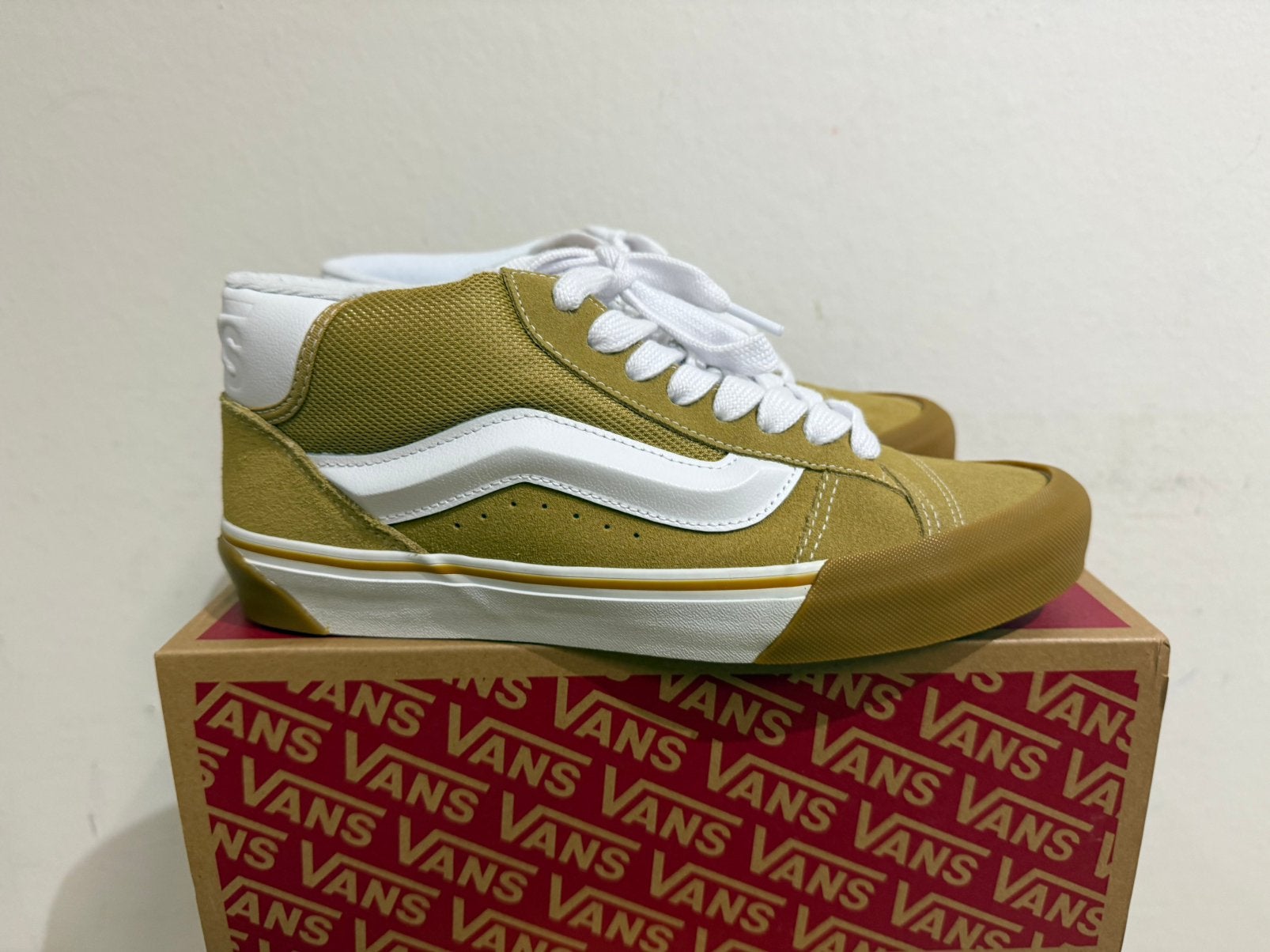 Te koop nieuwe Vans Knu Mid Khaki Gum maat 42, Postlaan 3, Overige kleuren, Nieuw, Ophalen of Verzenden